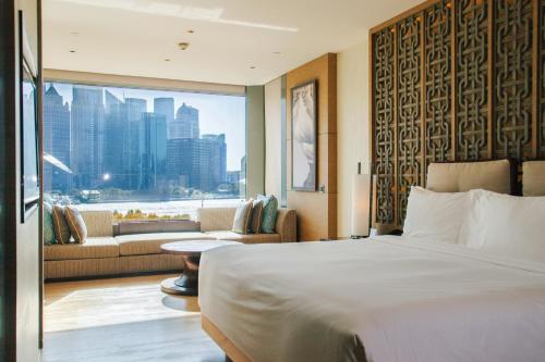 Deluxe Riverside King del hotel Banyan Tree Shanghai On The Bund. Foto 8