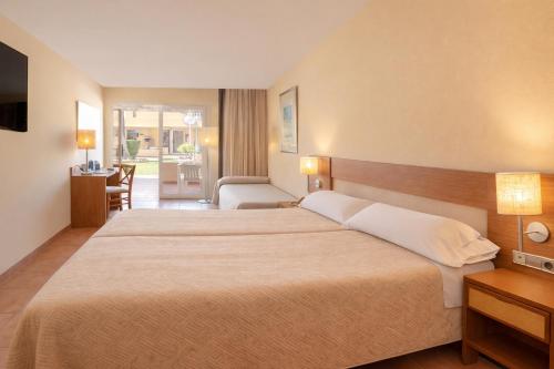 Habitación Familiar con terraza del hotel RH Casablanca Suites. Foto 2