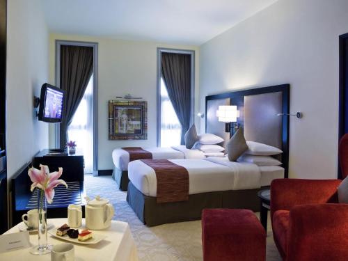 Habitación Estándar con 1 Cama Queen Size del hotel Mercure Gold Al Mina Road Dubai. Foto 3