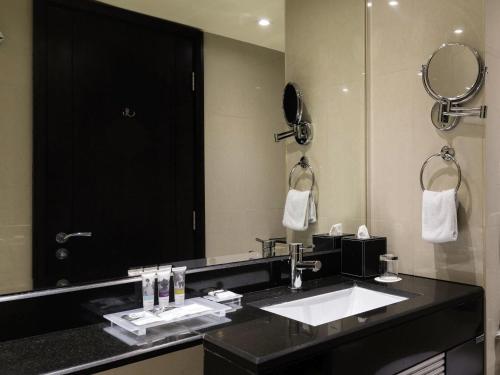 Habitación Estándar con 1 Cama Queen Size del hotel Mercure Gold Al Mina Road Dubai. Foto 4