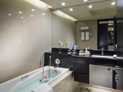 Habitación Estándar con 1 Cama Queen Size del hotel Mercure Gold Al Mina Road Dubai. Foto 5