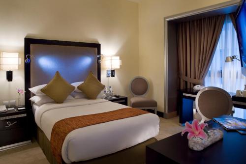 Habitación Estándar con 1 Cama Queen Size del hotel Mercure Gold Al Mina Road Dubai. Foto 6