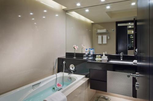 Habitación Estándar con 1 Cama Queen Size del hotel Mercure Gold Al Mina Road Dubai. Foto 7