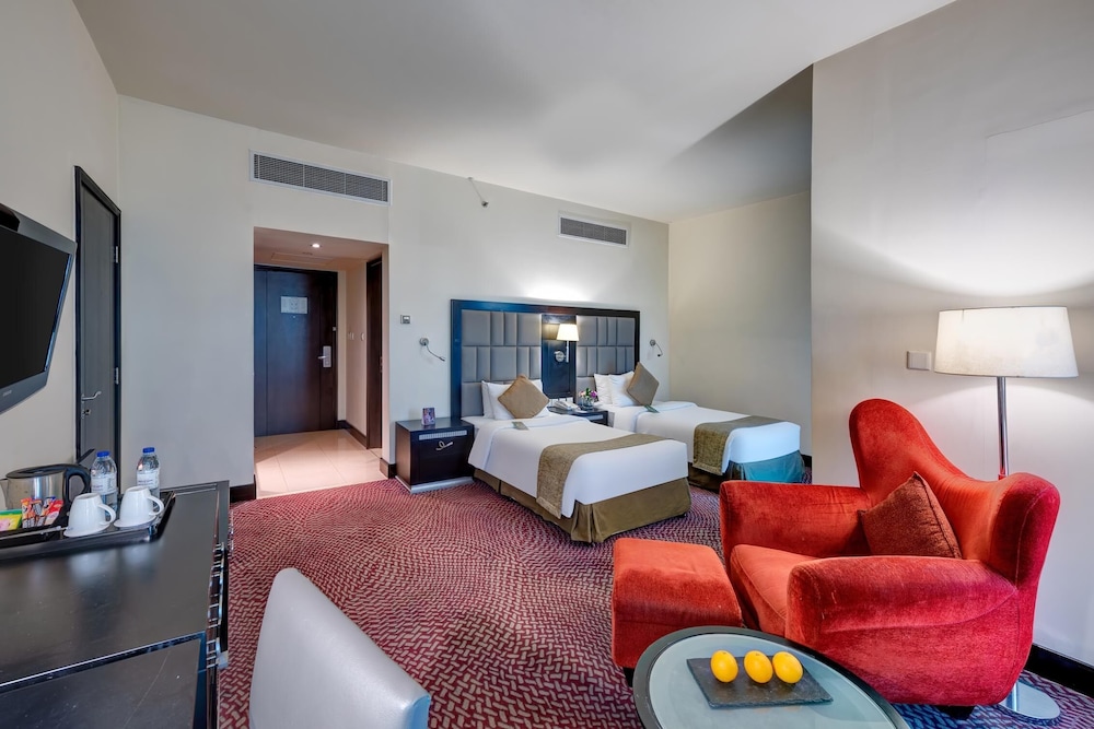 Habitación superior con 2 camas individuales del hotel Mercure Gold Al Mina Road Dubai. Foto 1