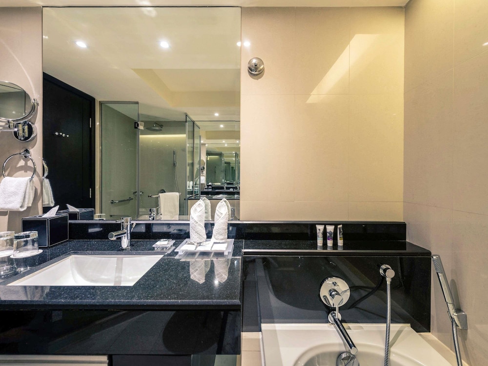 Habitación superior con 2 camas individuales del hotel Mercure Gold Al Mina Road Dubai. Foto 6