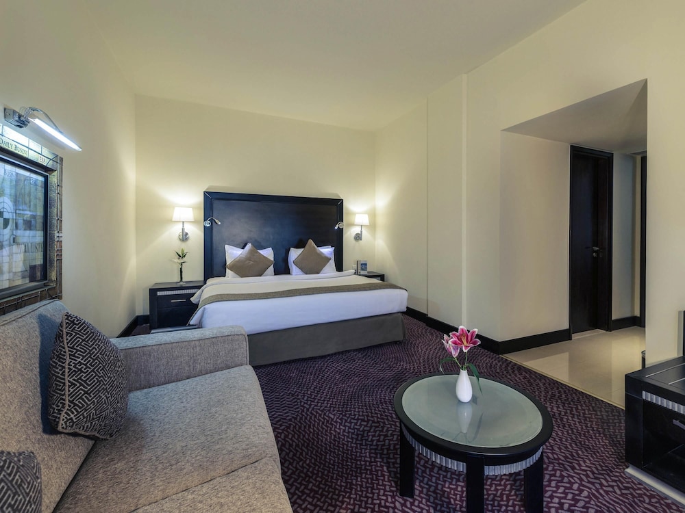 Habitación superior con 2 camas individuales del hotel Mercure Gold Al Mina Road Dubai. Foto 7