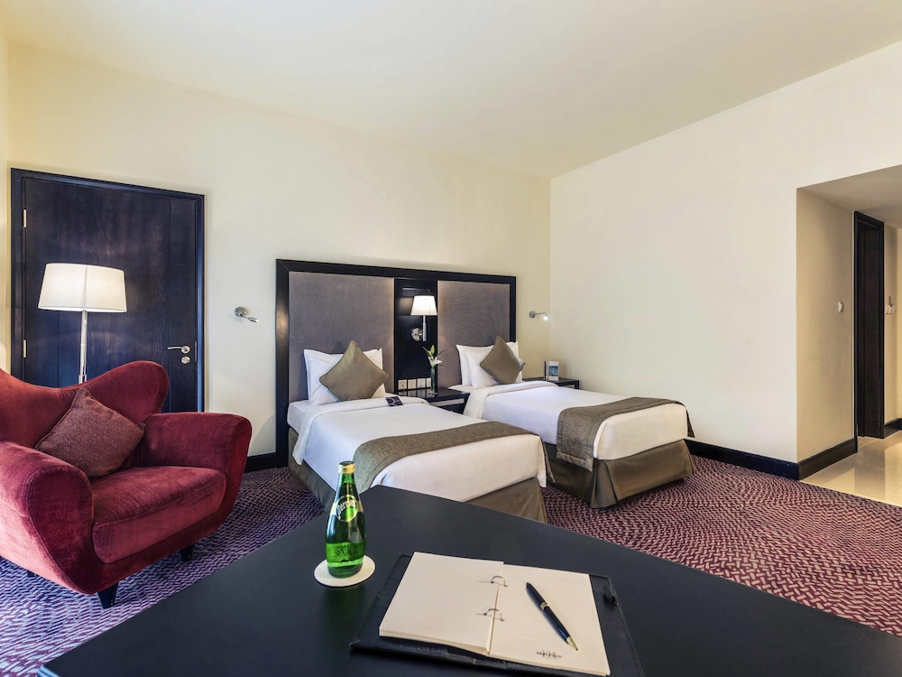 Habitación superior con 2 camas individuales del hotel Mercure Gold Al Mina Road Dubai. Foto 9
