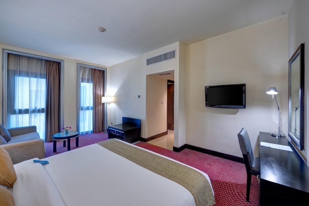 Habitación Familiar con 1 Cama Doble + 1 Sofá - cama Doble del hotel Mercure Gold Al Mina Road Dubai. Foto 3