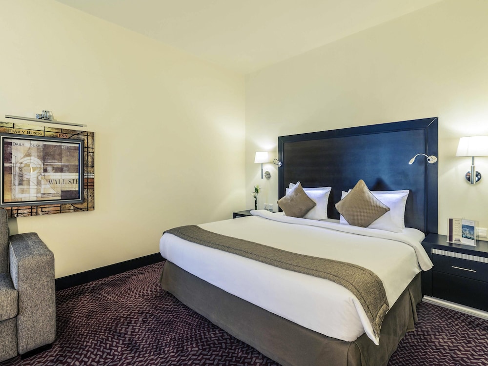 Habitación Familiar con 1 Cama Doble + 1 Sofá - cama Doble del hotel Mercure Gold Al Mina Road Dubai. Foto 4