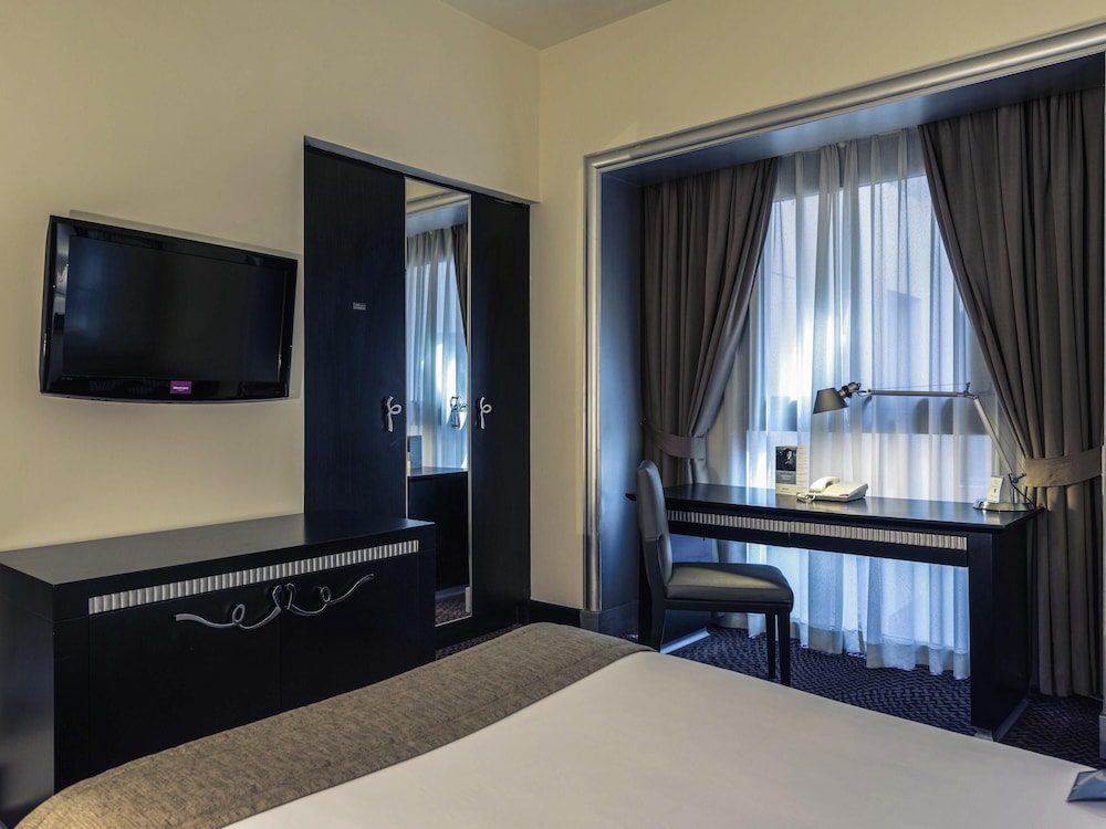 Habitación Familiar con 1 Cama Doble + 1 Sofá - cama Doble del hotel Mercure Gold Al Mina Road Dubai. Foto 5