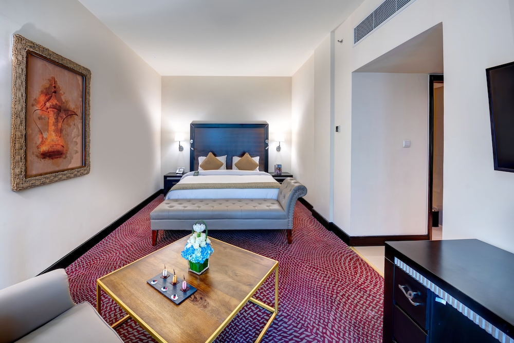 Suite Ejecutiva con 1 cama doble del hotel Mercure Gold Al Mina Road Dubai. Foto 1
