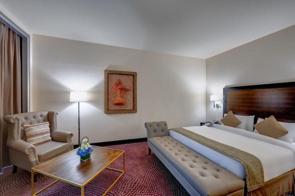 Suite Ejecutiva con 1 cama doble del hotel Mercure Gold Al Mina Road Dubai. Foto 2