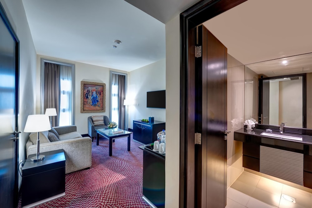 Suite Ejecutiva con 1 cama doble del hotel Mercure Gold Al Mina Road Dubai. Foto 6
