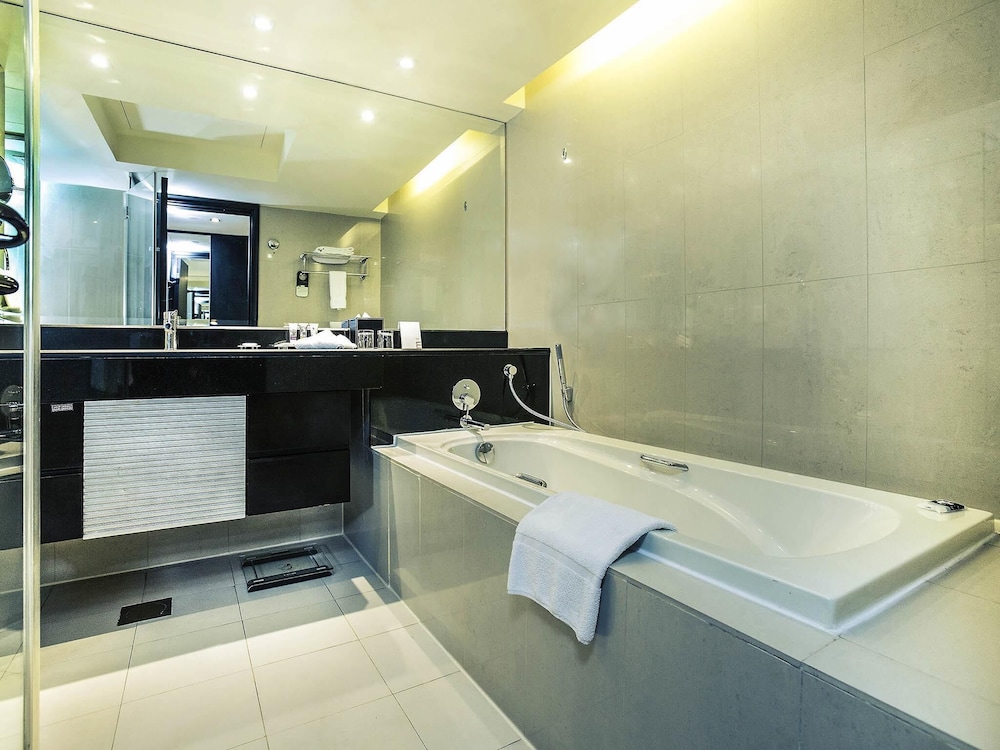 Suite Ejecutiva con 1 cama doble del hotel Mercure Gold Al Mina Road Dubai. Foto 13