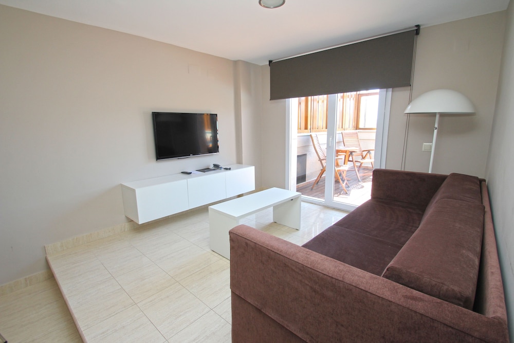 Apartamento Vista Parcial Mar Balcón o Terraza 1 habitación 2 Camas individuales 2 sofás camas kitchenette del hotel Acualandia. Foto 6
