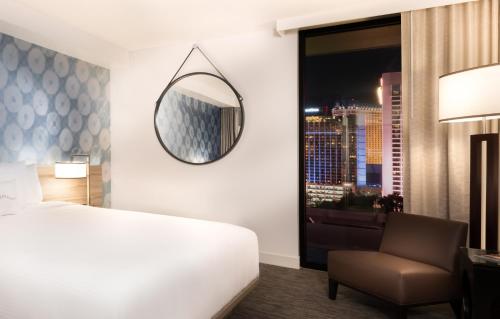 Habitación Deluxe con vistas a La Franja - 2 camas dobles - No fumadores del hotel The LINQ Hotel and Casino. Foto 3