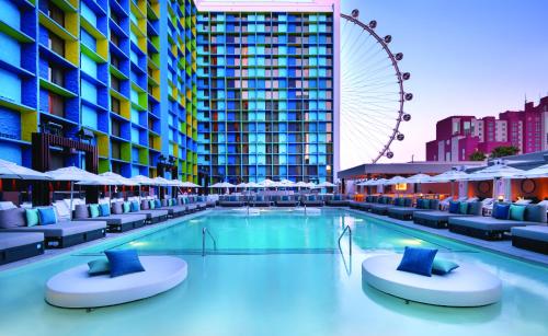 Habitación Deluxe con vistas a la piscina - 2 camas grandes - No fumadores del hotel The LINQ Hotel and Casino. Foto 1