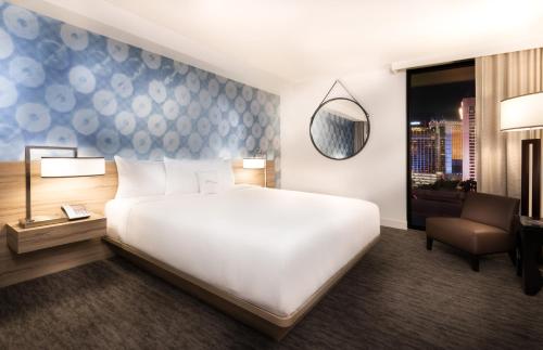 Habitación Deluxe con vistas a La Franja - 1 cama extragrande - No fumadores del hotel The LINQ Hotel and Casino. Foto 4