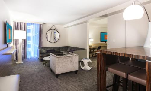 Suite Deluxe con cama extragrande - No fumadores del hotel The LINQ Hotel and Casino