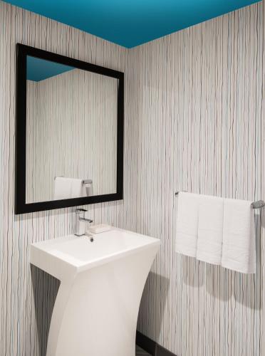 Suite Executive con cama extragrande para no fumadores del hotel The LINQ Hotel and Casino