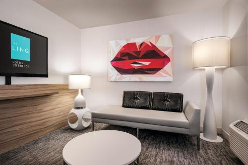 Suite Estudio con cama extragrande - No fumadores del hotel The LINQ Hotel and Casino. Foto 1