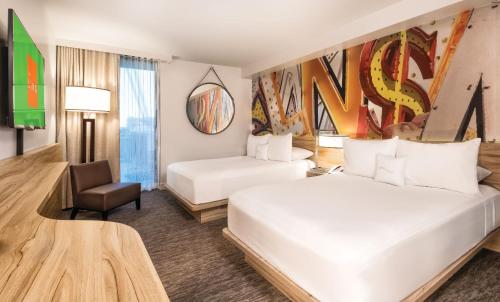 Distrito 3, Suite tipo estudio, 2 camas grandes, para no fumadores del hotel The LINQ Hotel and Casino. Foto 3