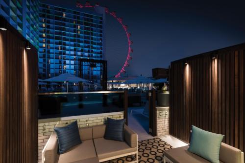 Cabaña Deluxe en distrito 3 con cama extragrande junto a la piscina - No fumadores del hotel The LINQ Hotel and Casino. Foto 4