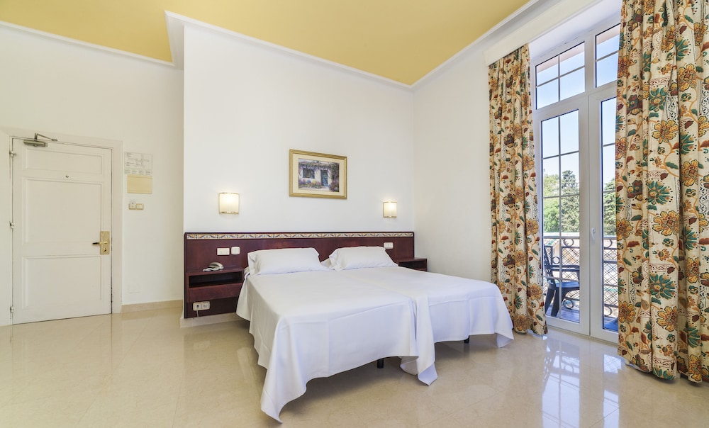 Habitación triple del hotel Hoteles Globales Reina Cristina. Foto 1