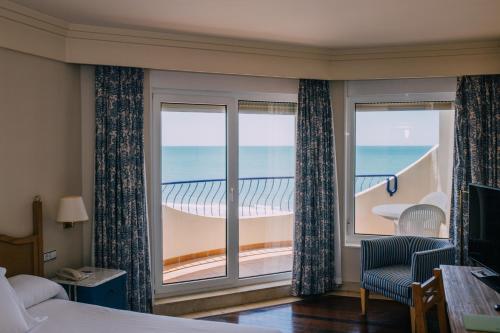 Habitación Doble con vistas al mar y cama supletoria - 1 cama grande o 2 camas individuales del hotel Playa Victoria. Foto 6