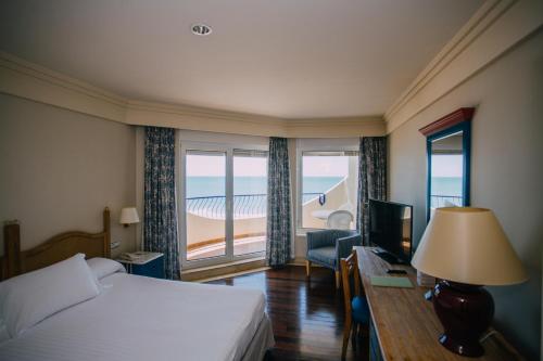 Habitación Doble con vistas al mar y cama supletoria - 1 cama grande o 2 camas individuales del hotel Playa Victoria. Foto 7