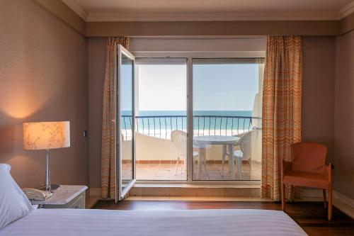 Habitación Doble con vistas al mar y cama supletoria - 1 cama grande o 2 camas individuales del hotel Playa Victoria. Foto 9