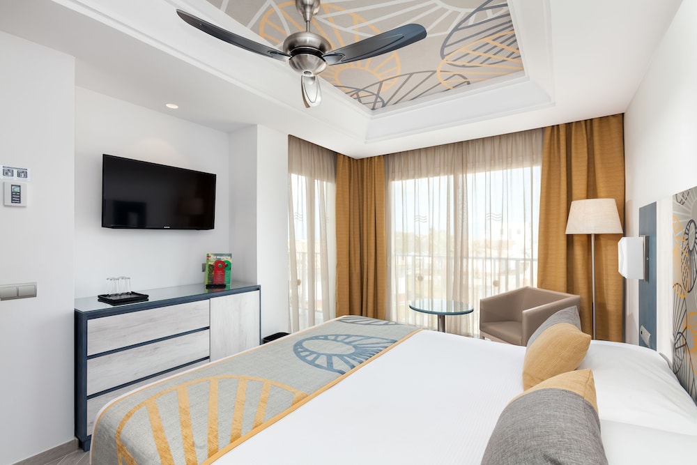 Habitación familiar, 2 habitaciones, balcón del hotel Riu Chiclana. Foto 1