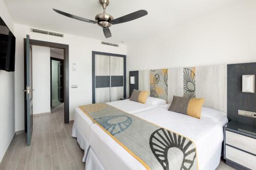 Habitación Familiar del hotel Riu Chiclana. Foto 1