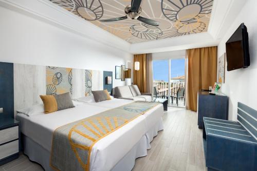 Habitación Triple del hotel Riu Chiclana. Foto 1