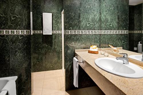 Double or Twin Room with Partial Sea View (2 Adults + 1 Child) del hotel La Palma Princess. Foto 2