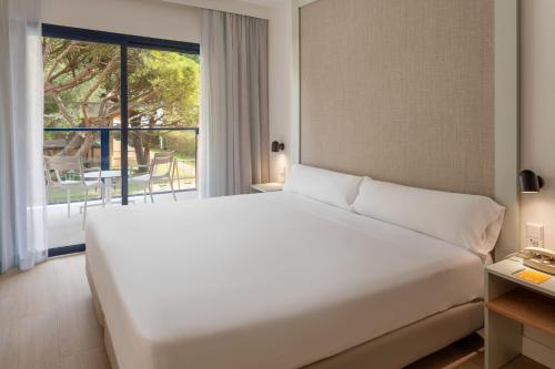 Habitación Familiar del hotel Sol Sancti Petri. Foto 5