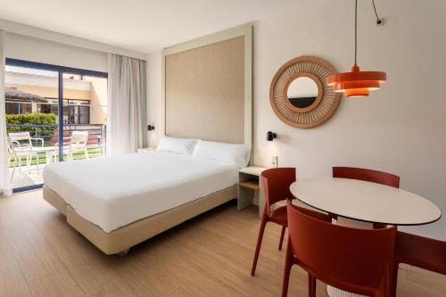 Habitación familiar Vista Jardín 1 Cama king 1 habitación Sofá Cama incluido 1 Cama Individual del hotel Sol Sancti Petri. Foto 1
