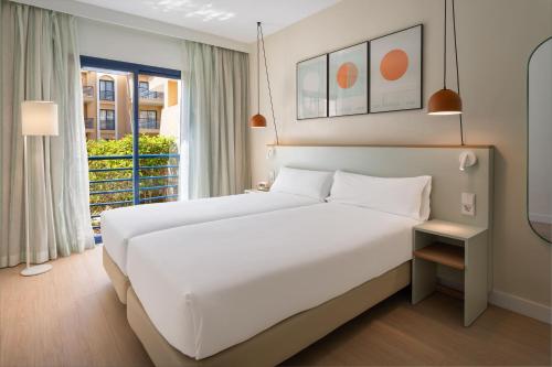 Habitación familiar Vista Jardín 1 Cama king 1 habitación Sofá Cama incluido 1 Cama Individual del hotel Sol Sancti Petri. Foto 4