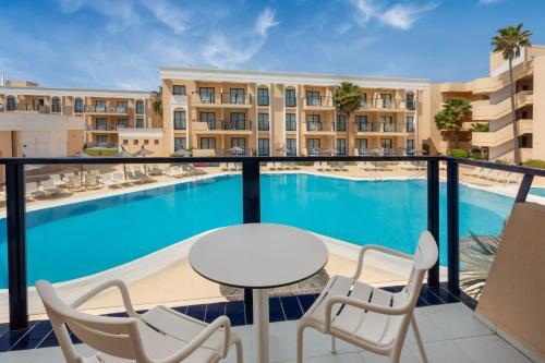 Suite Sol con vistas a la piscina y cocina del hotel Sol Sancti Petri. Foto 10