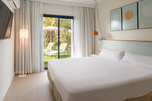 Suite Sol con jardín privado del hotel Sol Sancti Petri. Foto 3