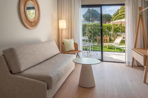Suite Sol con jardín privado del hotel Sol Sancti Petri. Foto 7