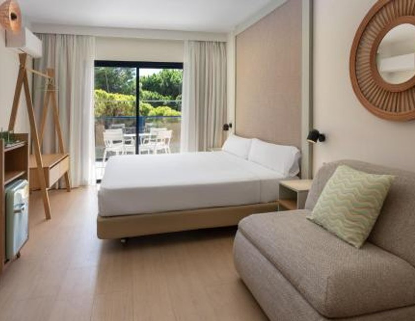 Habitación familiar Vista Jardín 1 Cama king 1 habitación Sofá Cama incluido 1 Cama Individual del hotel Sol Sancti Petri. Foto 5