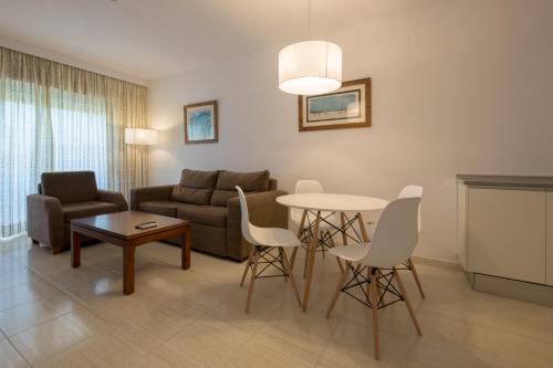 Apartamento con vistas laterales al mar del hotel Las Dunas. Foto 8