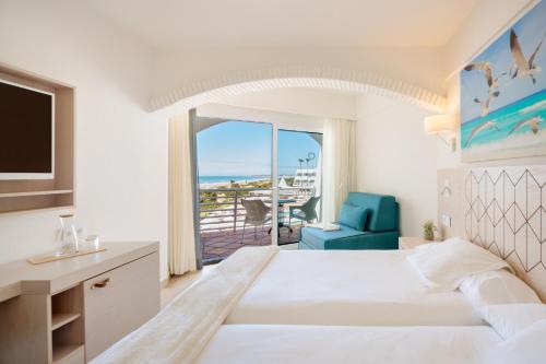 Habitación Doble Deluxe con vistas al mar del hotel Iberostar Waves Royal Andalus. Foto 3