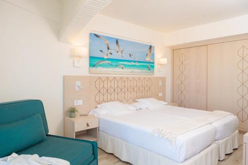 Habitación Doble Deluxe con vistas al mar del hotel Iberostar Waves Royal Andalus. Foto 4