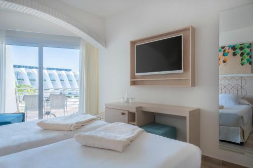 Habitación Doble con vistas laterales al mar del hotel Iberostar Waves Royal Andalus. Foto 4