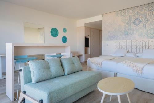 Suite Junior con vistas al mar del hotel Iberostar Waves Royal Andalus. Foto 1