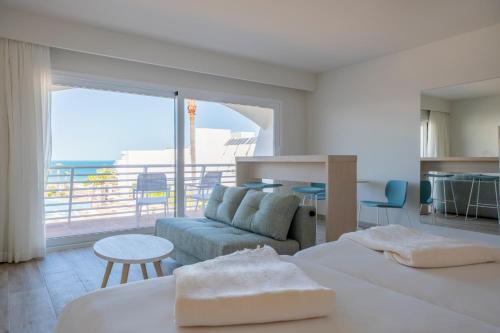 Suite Junior con vistas al mar del hotel Iberostar Waves Royal Andalus. Foto 3