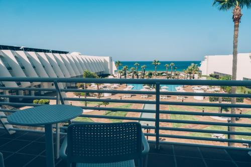 Suite Junior con vistas al mar del hotel Iberostar Waves Royal Andalus. Foto 5