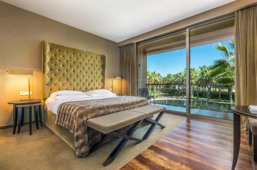Superior Double Room with Garden and Pool View del hotel AP Lago Montargil Conference & Spa
